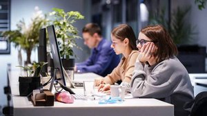 Роспотребнадзор рекомендовал сокращать рабочий день при жаре в помещениях