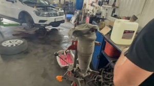 Замена рычага пневмоподвески VW TOUAREG в АТЦ "РЕЙН"