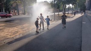 Гуляем по Бишкеку в Кыргызстане в центре города на фонтанах и по улицам города,поливают улицы