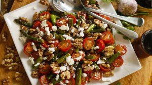 Салат из спаржи, помидоров с сыром фета и грецкими орехами