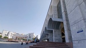 Главная площадь в Бишкеке в Кыргызстане, фонтаны, белый дом, исторический город