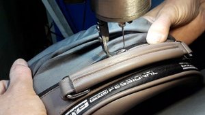 вшивание молнии в сумку на Версаль ножным приводом с подъёмом лапки ногой