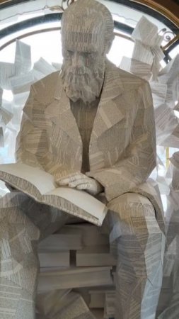 Фёдор Михайлович зашёл почитать в книжный магазин на Невском проспекте
📸 Скульптура Достоевского