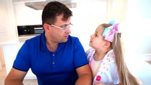 Диана & Рома - Диана играет с куклами Kindi Kids (1)