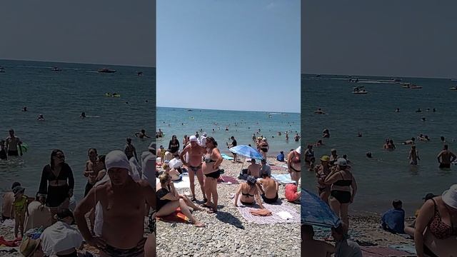 Много отдыхающих на центральном пляже в Архипо-Осиповке на Чёрном море
