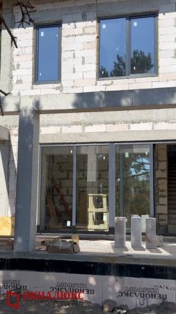 Остеклили дом в профиле Kömmerling с разносторонней ламинацией, снаружи антрацит, а внутри орех.