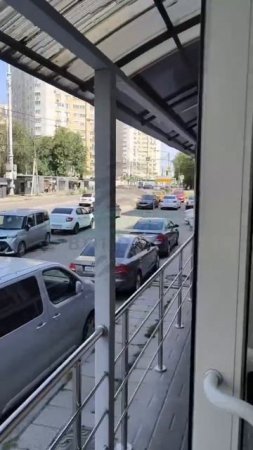 Поглотила дорога: автомобиль провалился под асфальт на улице Старых Большевиков. 😱