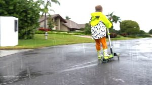 Диана и Рома Диана и ее Брат играют Под Дождем