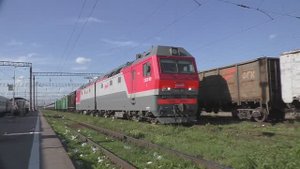 Электровоз 2ЭС6-951 "Синара" (ТЧЭ-12) с грузовым поездом следует по 4-му пути на ст. Узуново.