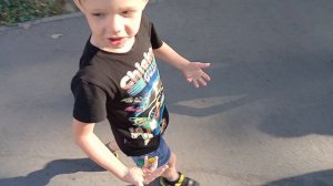 Гуляем по Бишкеку в Кыргызстане в центре города на фонтанах и по улицам города,поливают улицы