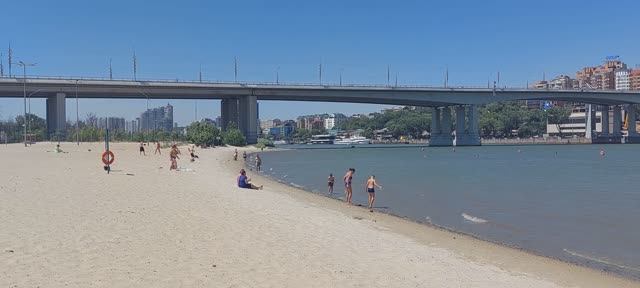 Купание на пляже в Ростове на Дону