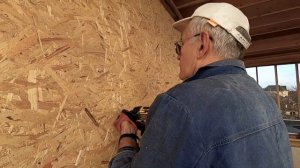 Зашиваем каркас нашей бани ОСБ, готовим дом к зиме