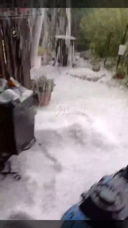 В Омске прошел сильный ливень с градом. Льдины были размером с крупную черешню.