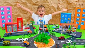 Влад и Ники играют с детскими машинками и строят игрушечный городок! Видео для детей.