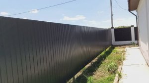 Заказчику прикрутили около 70 метров профлистов к каркасу забора . Прикрутили по ниточке .