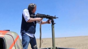 Конгрессмен Томас Месси демонстрирует любовь к автоматическому оружию.