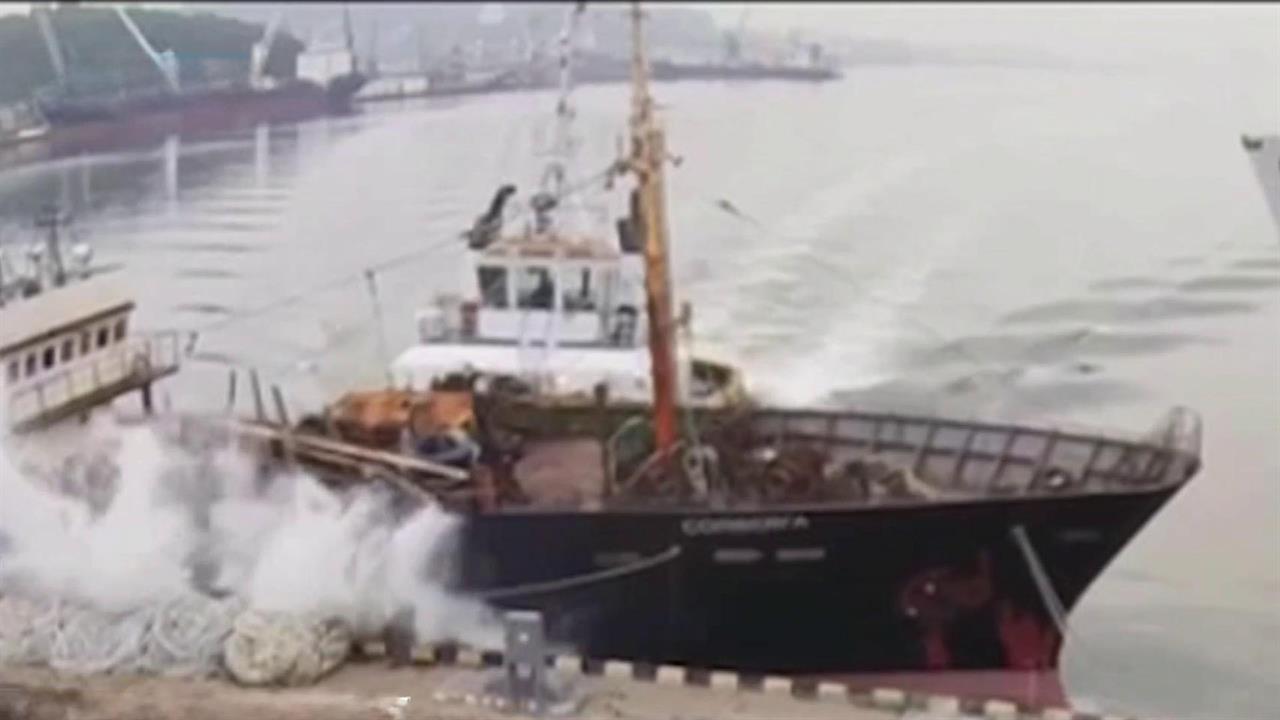 В приморском порту буксир на полном ходу протаранил пришвартованное судно