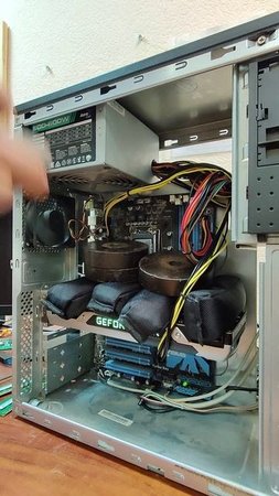 Сколько КГ Выдержит ВИДЕОКАРТА? #shorts #прикол #видеокарта #компьютер #пк #pc #nvidia #юмор