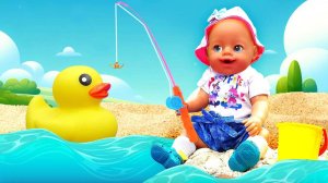 Ой, уточка УПАЛА в МОРЕ!  Кукла Эмили зовёт маму на помощь! Видео для девочек