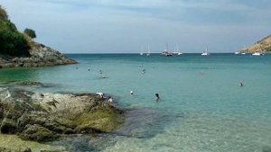 Таиланд. Пхукет. Пляж Най Харн с кристально чистой водой.