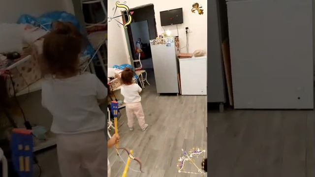 играем с детьми в лук и стрелы