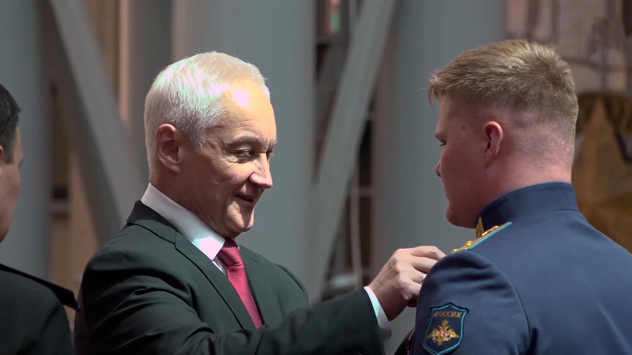 Андрей Белоусов вручил медали "Золотая Звезда" отличившимся бойцам ВС РФ