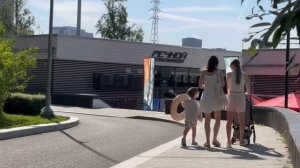 🏖️На Северном речном вокзале люди с утра занимают лежаки, загорают и играют в пляжный волейбол🏖️