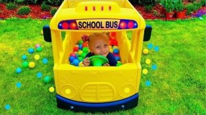 Сказки для Евы! Девочка - водитель школьного автобуса и дождик из цветных шариков! Видео для детей.