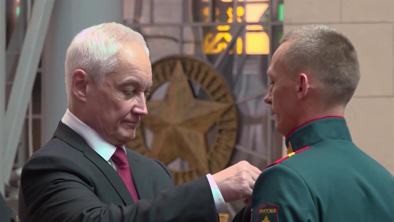 Министр обороны вручил высшие государственные награды особо отличившимся бойцам