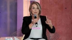 HOW WOMEN FALL IN LOVE 💞  (Professor Esther Perel)