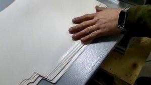 Приклейка скотча на клапан большой коробки на аппликаторе двустороннего скотча POLYTAPER-1000