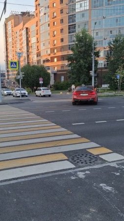 Спортивный автомобиль бмв М5 поворачивает на светофоре