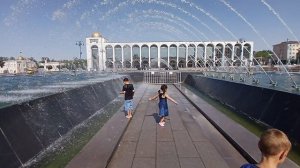 Главная площадь в Бишкеке в Кыргызстане, фонтаны, белый дом, исторический город