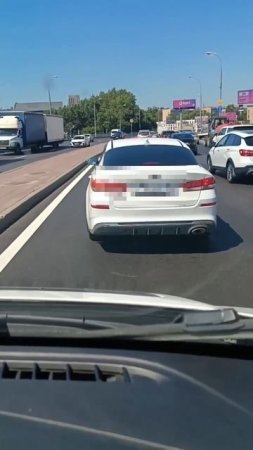 ‼️На Каширском шоссе водитель легковушки не пропускал скорую, которая везла в реанимацию ребенка‼️
