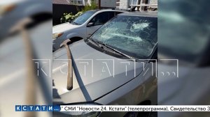 Коллекторы устроили погром доме должника и разбили лопатой его машины