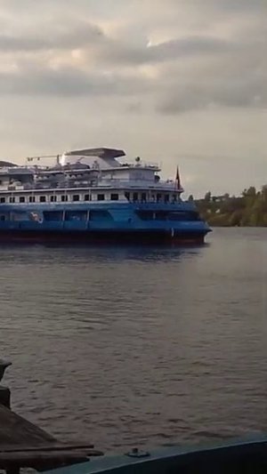 Как провожают пароходы.