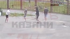 В Нижнем Новгороде была замечена дама, которая бегала по улице и нападала на авто.