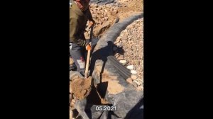 Большой прозрачный пруд на даче.