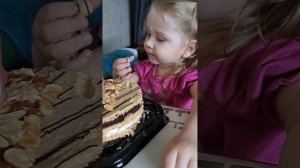 🥳🥳🥳🎂Весёлое празднование 2-летия: малышка задувает свечки на торте!