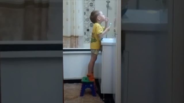 Брысь от сюда 🙈Леша броется зубной щеткой😁

Будем рады вашей подписке
И вашему ❤

#дети #мама #влог