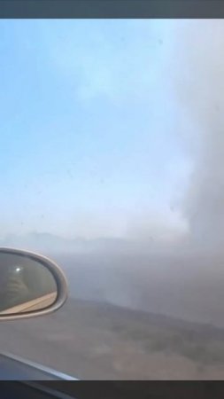 В Ростовской области в жару +38 °С горят поля, трассу заволокло густым дымом.