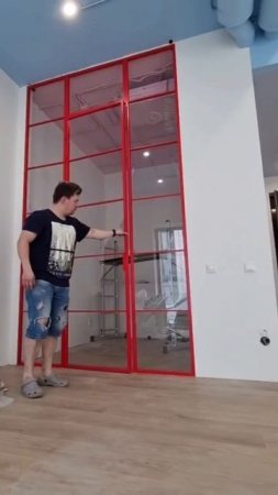 Установили изящную перегородку с фрамугой и распашной дверью