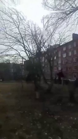 Очевидцы сняли на видео, как ураганный ветер срывает крышу пятиэтажки в Курганинске