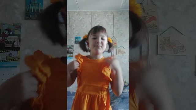 Варя танцует обнимашки