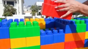 Влад и Ники строят трехэтажный дом из цветных блоков! Видео для детей.