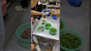 Очень вкусно готовят лапшу. Санья, бухта Дадунхай.