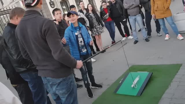 Бутылка и удочка , перепутал девушку с парнем.