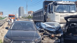 Грузовик протаранил восемь легковушек: ДТП в Люберцах