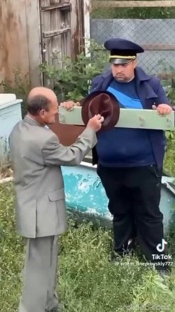 Начальник ТЦК и его охранник заходят в новый кабинет🤣

  Киевская Погань