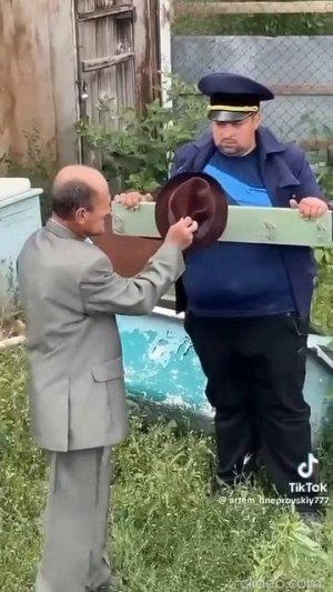 Начальник ТЦК и его охранник заходят в новый кабинет🤣

  Киевская Погань